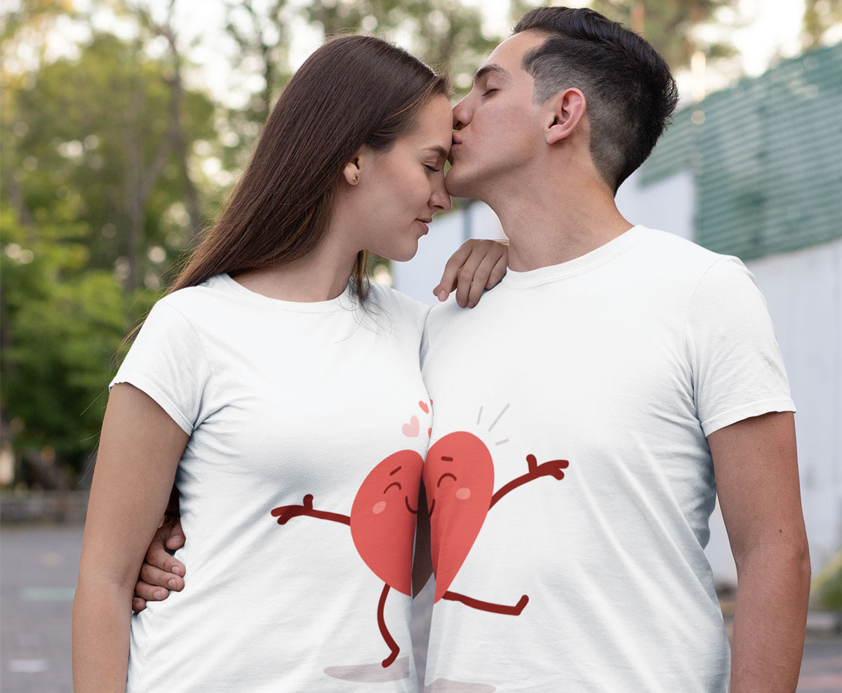 Ideia de camisetas para casais: um coração dividido em dois, onde cada parte do coração aparece em uma camiseta, Ao se juntar, a imagem do coração aparece completa.