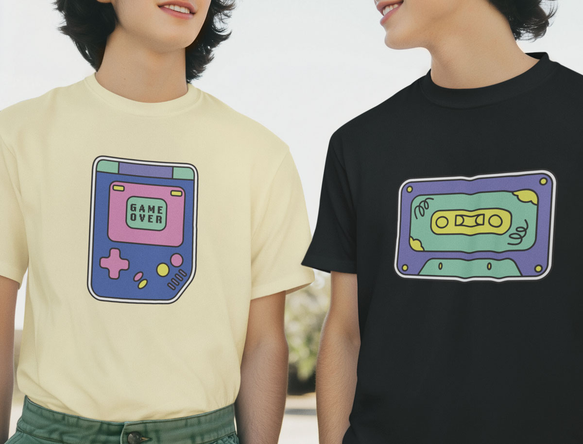 Dois homens usando camisetas com estampas retrô