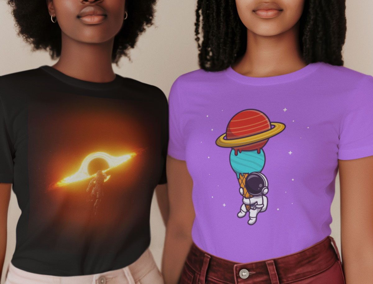 Duas mulheres usando camisetas com estampas com temas espaciais